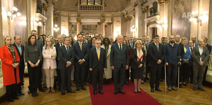 Parliament holds a one minute's silence for the victims of the terrible war in Ukraine