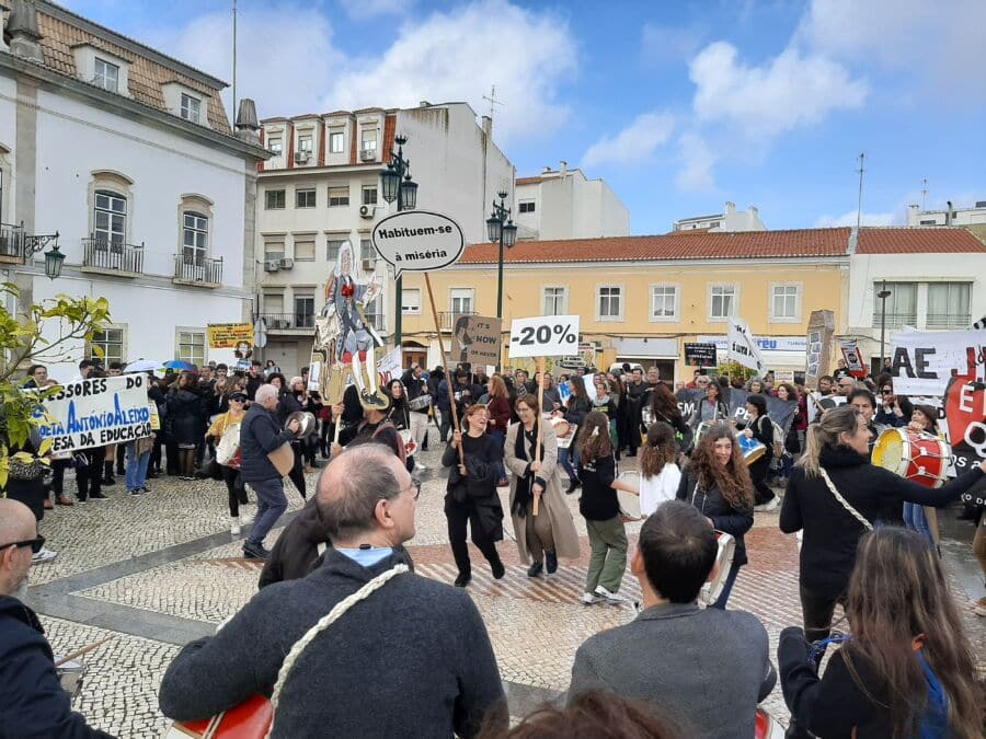 Teachers dance and sing at latest Portimão protest|Teachers dance and sing at latest Portimão protest|Teachers dance and sing at latest Portimão protest|Teachers dance and sing at latest Portimão protest