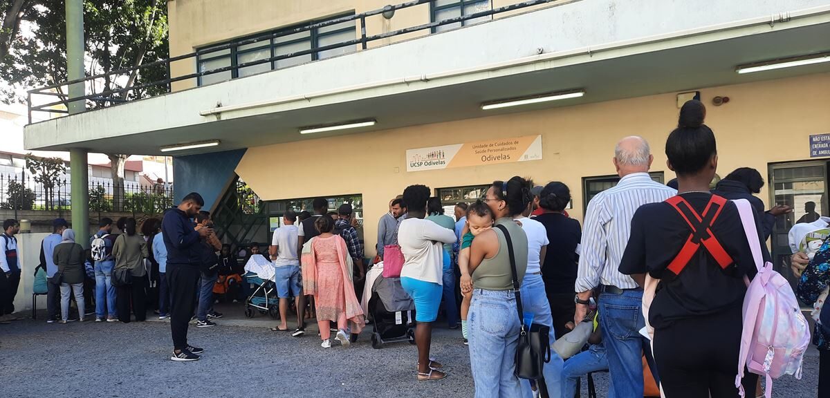 Queues are commonplace outside Portugal's health centres. This photo comes from Rádio Renascença and was taken in Greater Lisbon