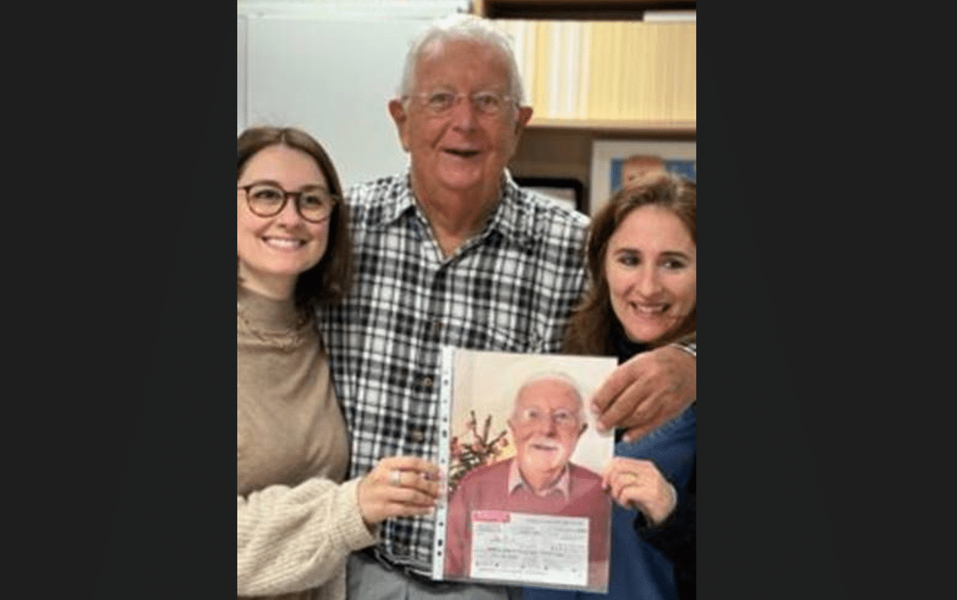 Roy Carpenter donating the cheque to Alzheimer Portugal - Algarve Branch