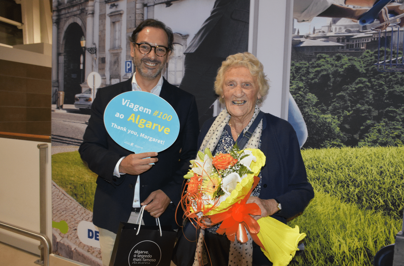 Margaret Thompson and João Fernandes, the then president of the Algarve Tourism Board, who welcomed her with open arms when she arrived at Faro Airport for her 100th visit to the region in 2018 - Photo: Bruno Filipe Pires/Open Media Group|Reflections of a frequent flyer - Margaret Thompson