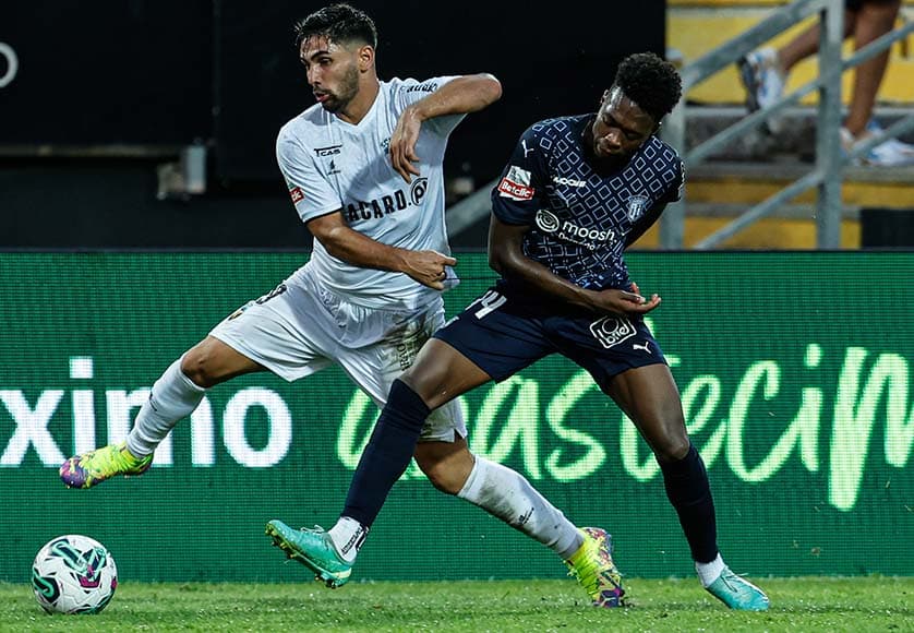 SC Farense's Rui Costa (left) in action against SC Braga's Álvaro Djaló, during last Saturday’s match at São Luís stadium in Faro
