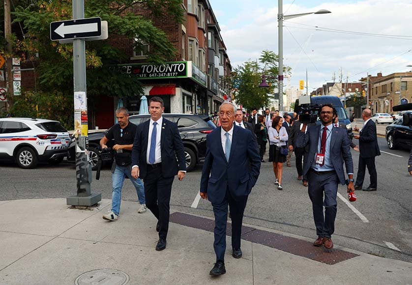 The President of the Republic, Marcelo Rebelo de Sousa (center), takes a stroll along a street in Toronto at the end of his visit to the Gallery of Portuguese Pioneers, Canada, on September 16, 2023
