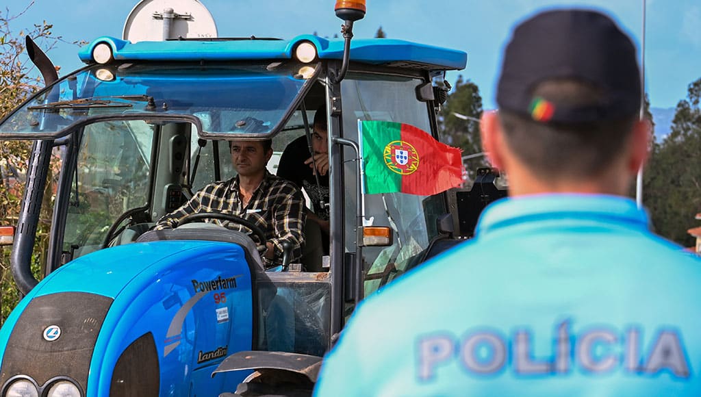 Farmers from Torres Vedras, Cadaval, Lourinhã, Bombarral, Óbidos, Alcobaça and Caldas da Rainha on a slow march from Bombarral to Caldas da Rainha, on February 15