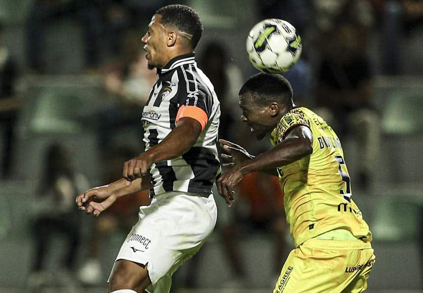 Portimonense’s Fahd Moufi (left) and Chaves’ Helder Sá at last Friday’s match in Portimão Stadium