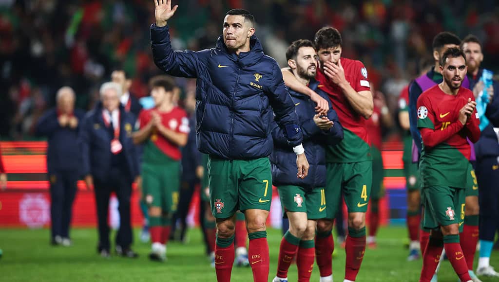 Portugal's Cristiano Ronaldo salutes supporters at the end of the UEFA EURO 2024 Group J qualifying soccer match between Portugal and Iceland at Jose Alvalade stadium in Lisbon, Portugal, 19 November 2023. RODRIGO ANTUNES/LUSA