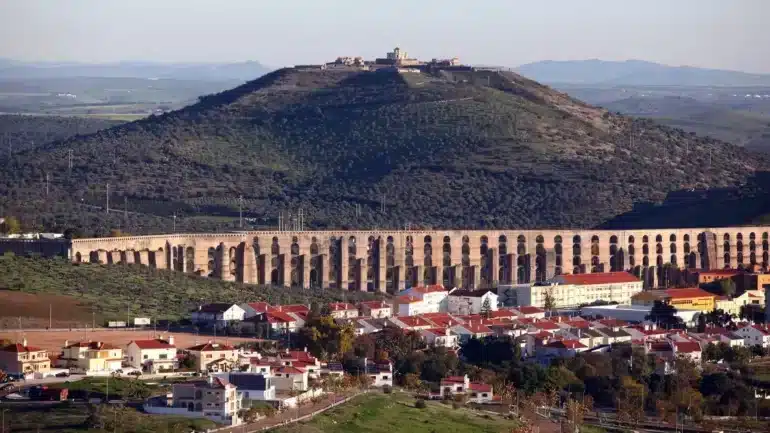 Four apparently unsuspecting companies located close to the Amoreira Aqueduct in Elvas - close to the Spanish border - were used to launder money obtained through public contracts in Spain during the Covid pandemic. Image: Nuno Veiga/ Lusa|C_M_ELVAS