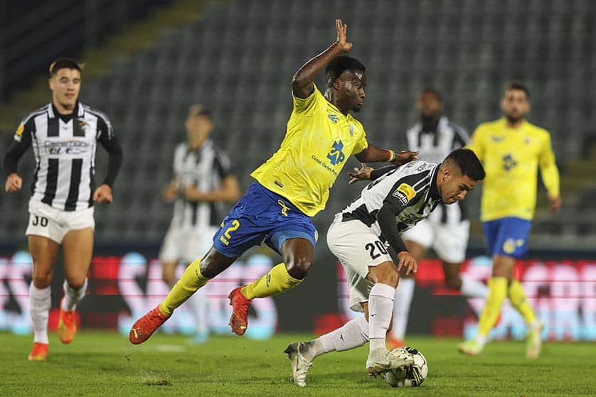 Arouca’s Sylla (left) vies for the ball with Portimonense’s Luquinha last Friday at Arouca Municipal Stadium