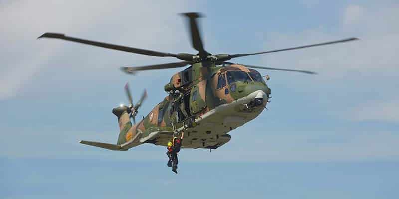 Man and his dog rescued by helicopter after falling from Sesimbra cliff