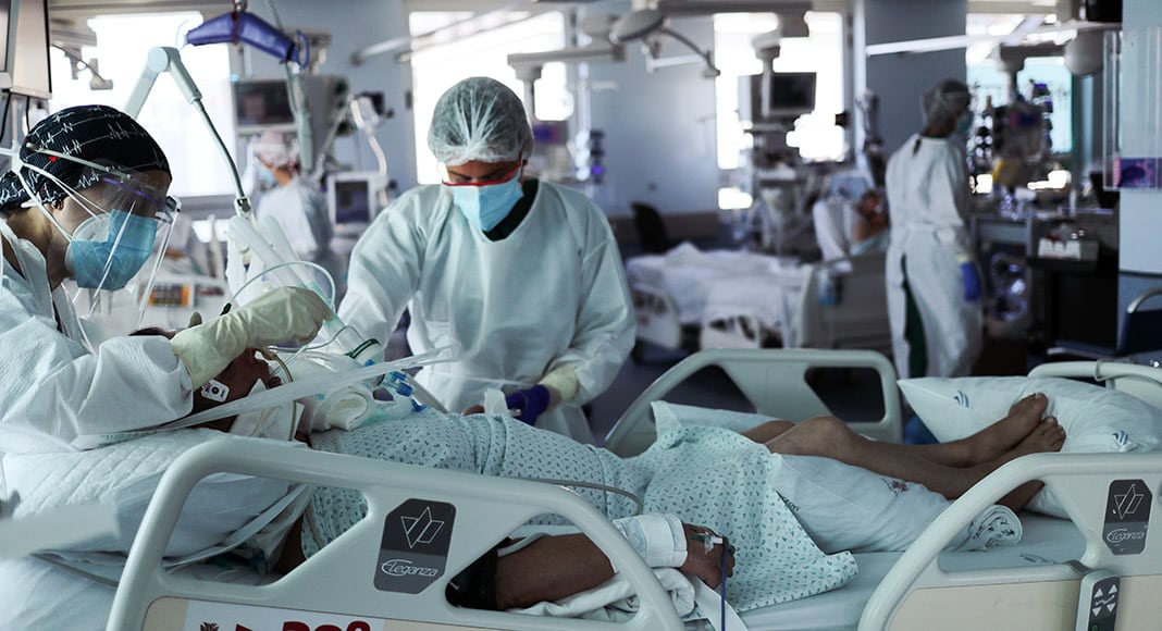 Patients being treated at the ICU department at Porto’s Hospital de São João on October 26. Photo: ESTELA SILVA/LUSA