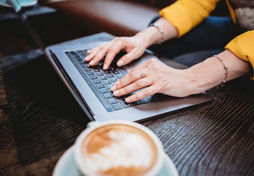 3-digital-nomad-laptop-coffee-working-algarve-quinta-vales|1-white-wine-nomad-lifestyle-Algarve-quinta-vales|2-digital-nomad-working-vineyard-winery-algarve-quinta-vales|4-digital-nomad-working-phone-quinta-vales