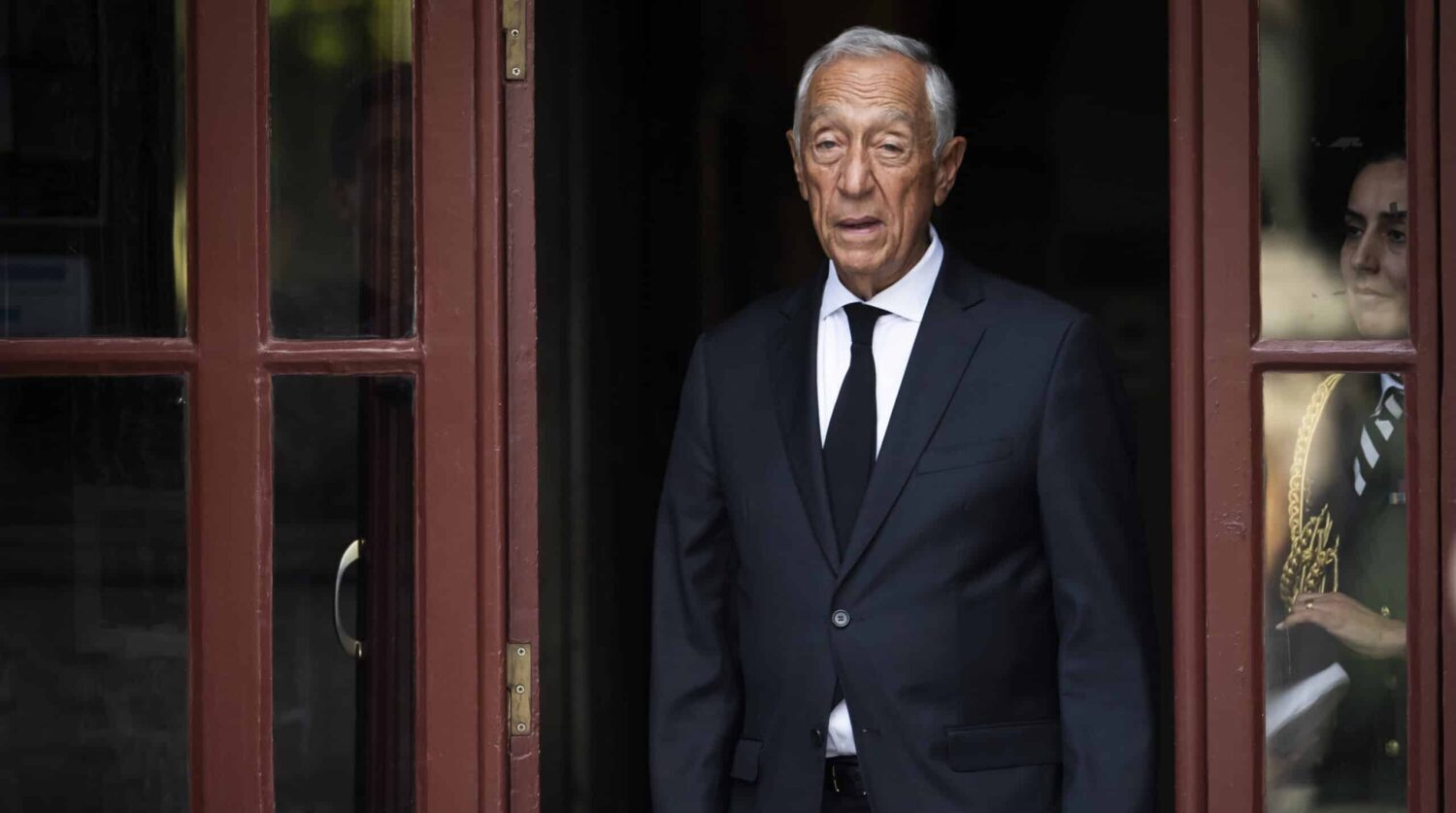 Week of riots in Lisbon prompts "public perception that state has failed”|Family and friends pay tribute to Odair Moniz, who was shot dead in the early hours of October 21 by a PSP agent in the Bairro do Zambujal, Cova da Moura, Amadora - Photo: ANTÓNIO PEDRO SANTOS/LUSA|Vehicles destroyed in arson attack in Bairro de Benfica in Lisbon. Multiple cars were vandalized in the aftermath of the fatal shooting of Odair Moniz - Photo: ANTÓNIO PEDRO SANTOS/LUSA