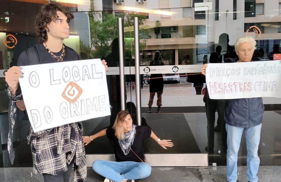Climate activists block GALP's Lisbon HQ