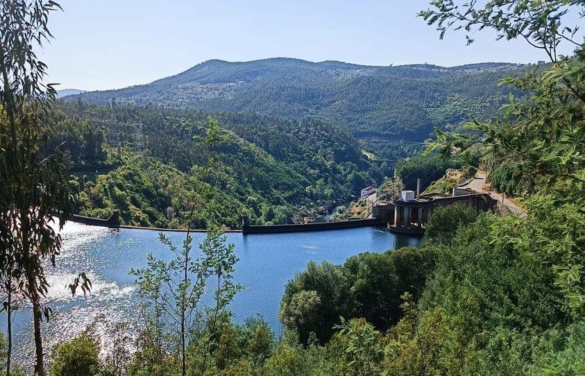 One of the many dams north of the Tejo river that are absolutely full right now. This one being Barragem da Bouçã, Rio Zêzere. Photo: Facebook/ Humberto Ventura Beto Pipocas