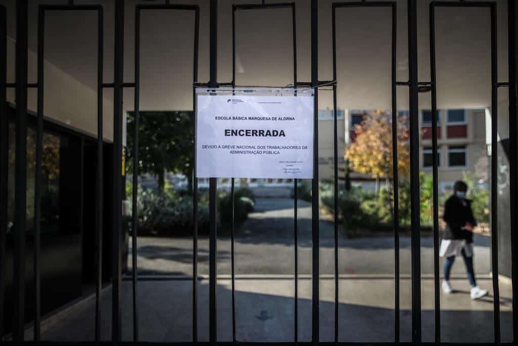 Escola Encerrada sign