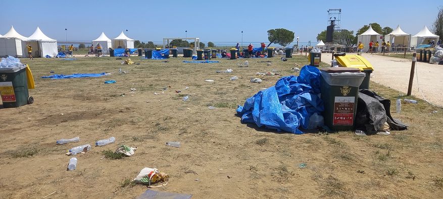 Thousands leave Tejo Park after final mass "leaving trail of rubbish"