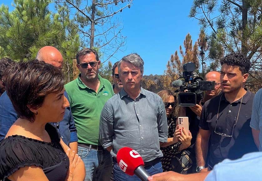 Maria do Céu Antunes (left) in Odeceixe today where she met with borough mayor Hélder Guerreiro (centre) who has been insisting on the need for rapid support for agriculture and tourism, to recover from this drama. Photo: Facebook page of Odemira municipality