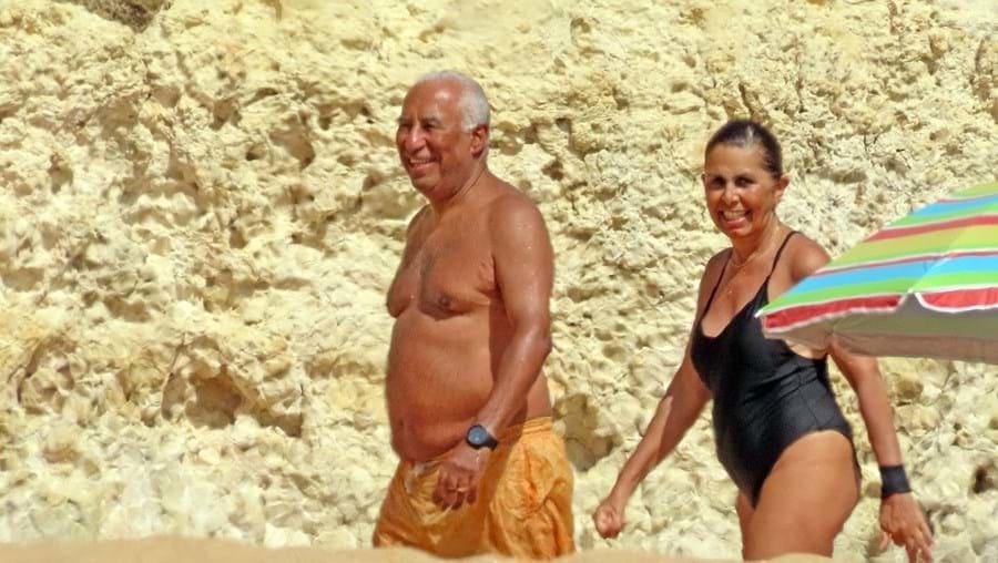 Photos of the PM enjoying some time off in the Algarve are doing the rounds of social media. This one published on Sábado's facebook page.