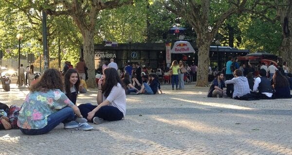 An archive photo showing young people in Praça da República, Coimbra, with bars in background