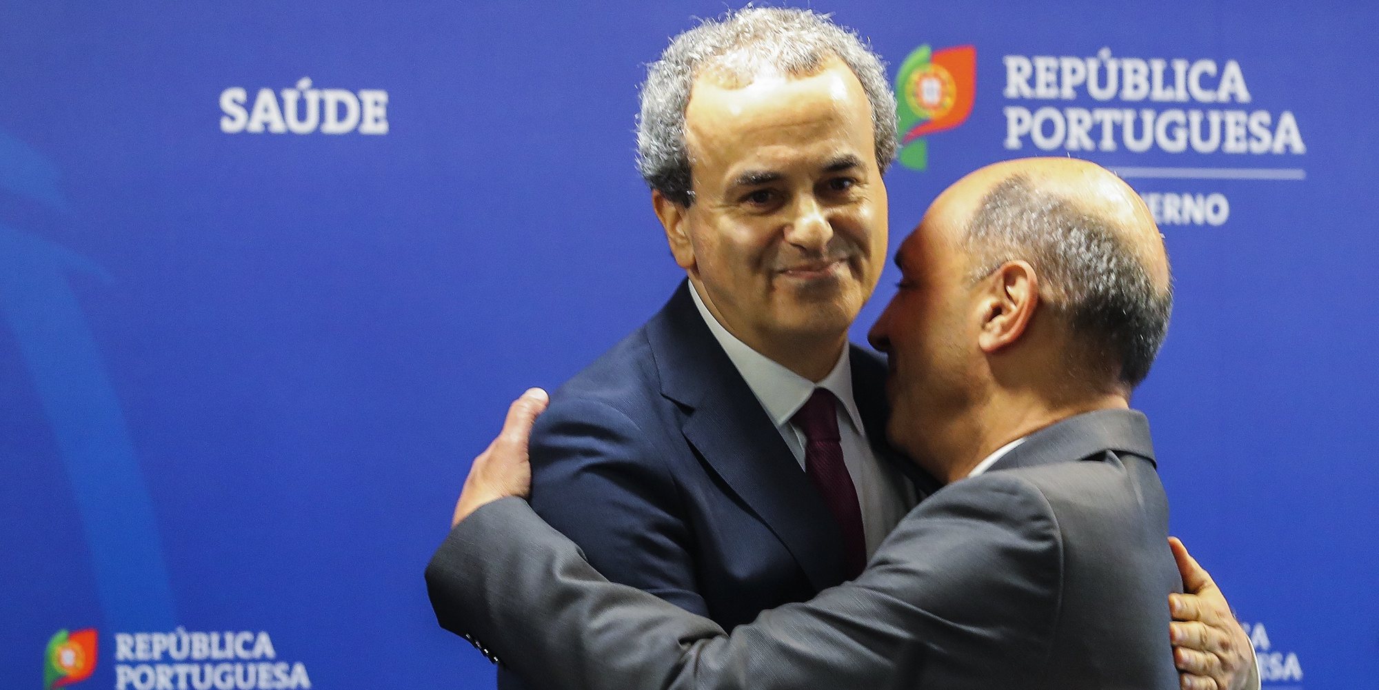 Fernando Araújo's appointment as CEO of the SNS health directorate was warmly welcomed by health minister Manuel Pizarro (right), as it effectively moved a great deal of responsibility sideways. Image: João Relvas/ Lusa