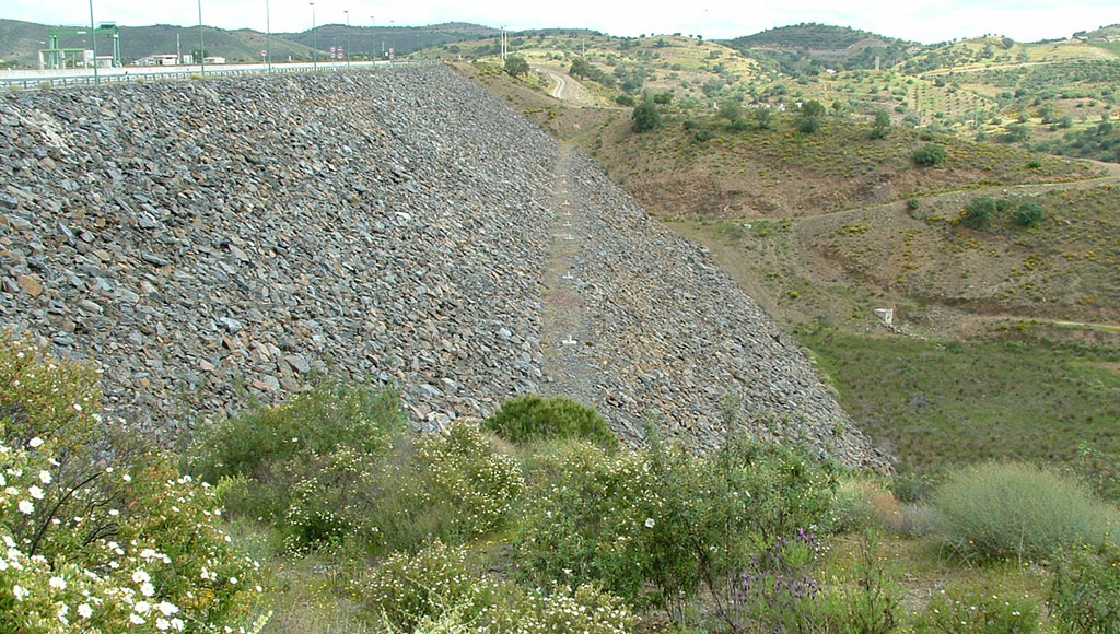 A recent shot of part of the Odeleite dam, featured on "Barragens e Albufeiras de Portugal" Facebook page. One commentator writes: "Odeleite Dam is the first dam in the world where a plan was drawn up and implemented to build a river beach, which to this day still has no water, and where another sport has been created - dry swimming - a marvellous idea where public and European money has been put to good use, and we should all applaud it!"