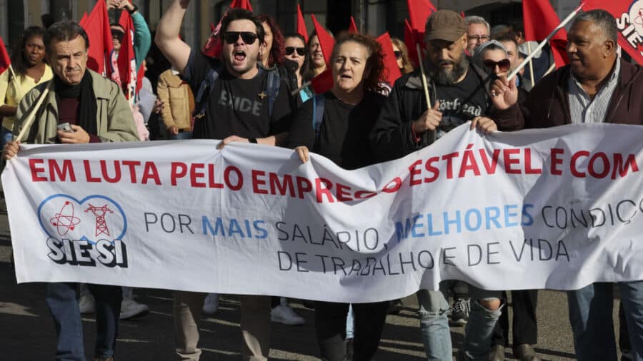 Hundreds turn out to protest over salaries and pensions as State Budget passes