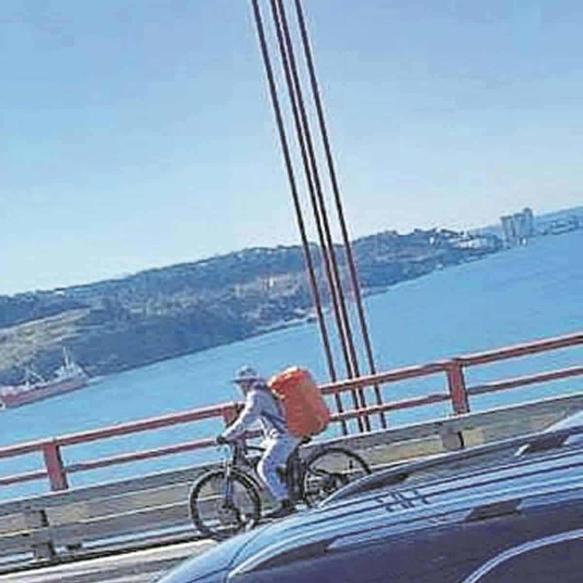 Yesterday's big surprise on Lisbon 25 de Abril bridge, courtesy of Facebook.