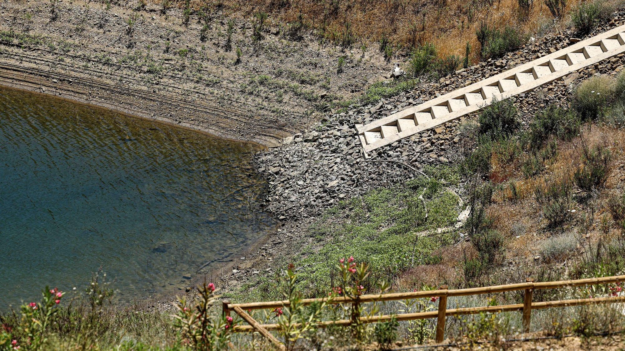 DECO stresses management entities have not invested enough in staunching water losses, or invested little. Image (of a dwindling dam in the Algarve): Luís Forra / Lusa