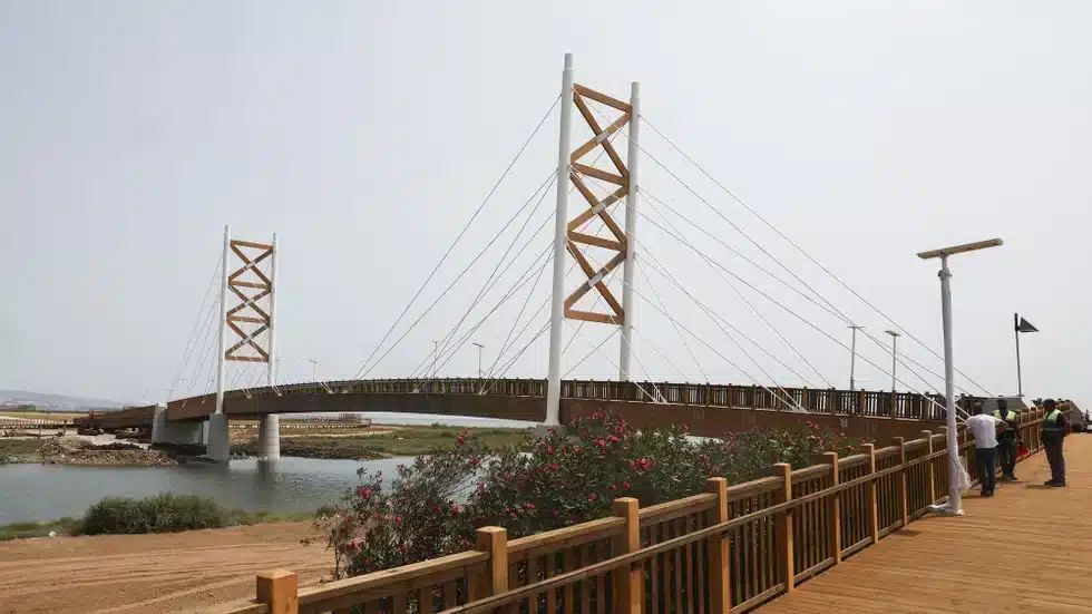 The cycle bridge linking Lisbon municipality with Loures that is causing so much angst. Image: Manuel de Almeida/ Lusa