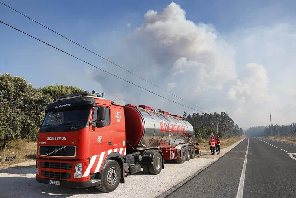 Populations evacuated from four new areas due to São Teotónio fire|wildfire