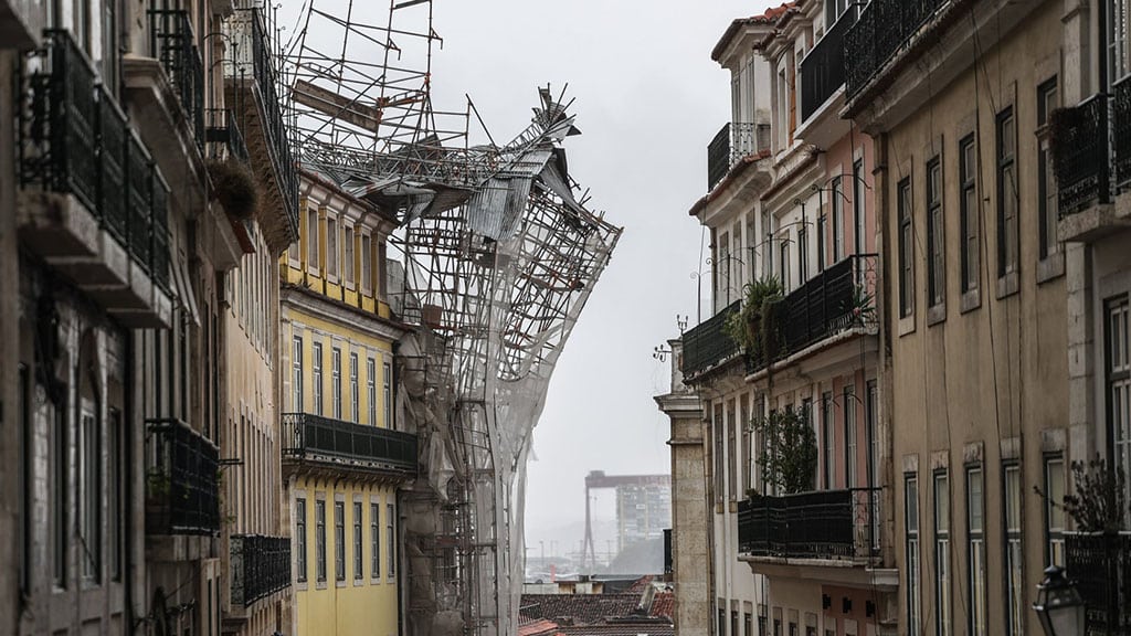 Don't look now... three streets are closed to traffic as authorities grapple with situation. Image: Miguel A Lopes/ Lusa