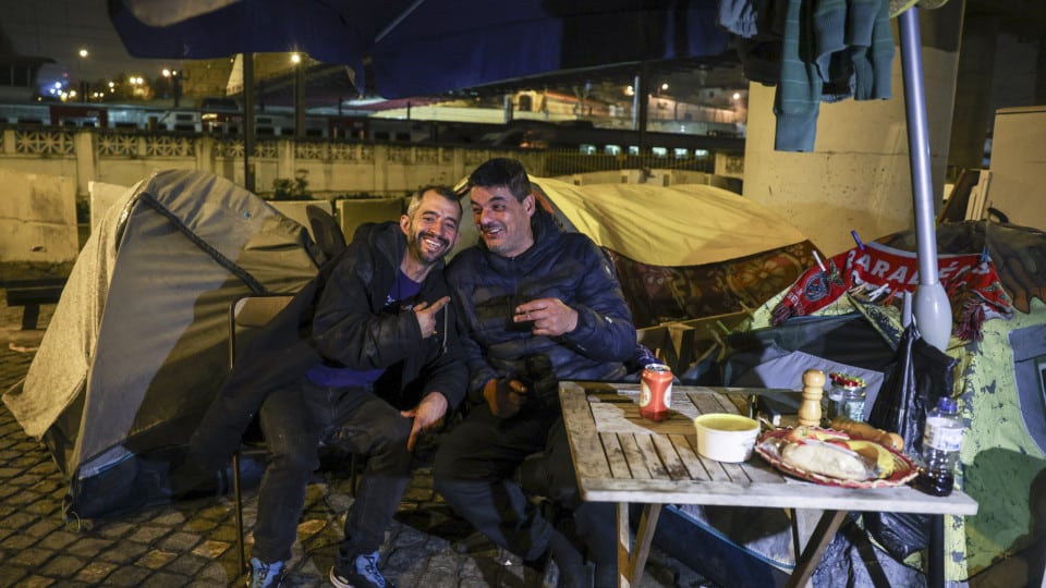 Immigrants living under bridges in Lisbon have become more and more evident since 2018. Image: António Cotrim/ Lusa