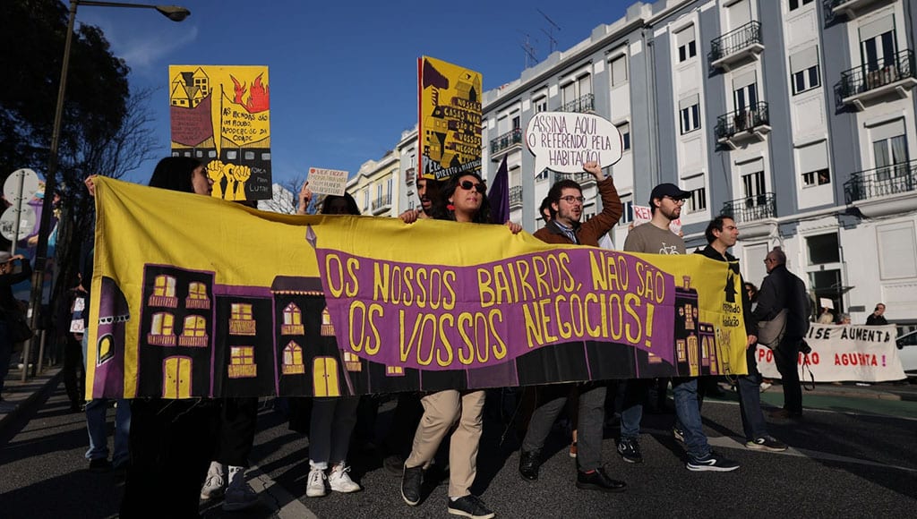 housing crisis demonstration in Lisbon|One of the Bloco de Esquerda's election posters: "For housing : do not give them any peace"