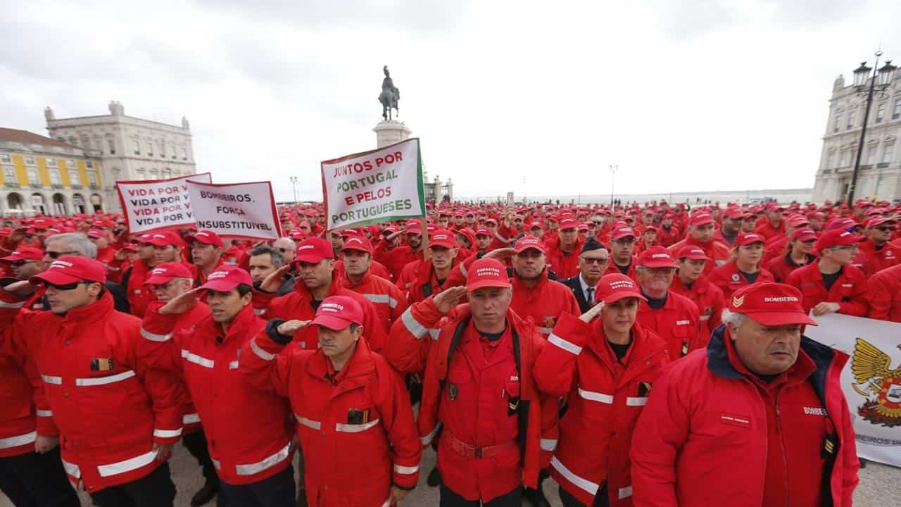 Firefighters protest today in Lisbon