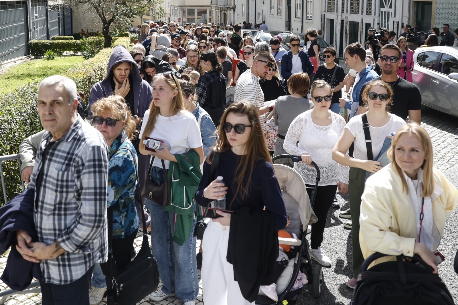 Russians queuing outside the embassy in Lisbon today. Image: António Pedro Santos/ Lusa