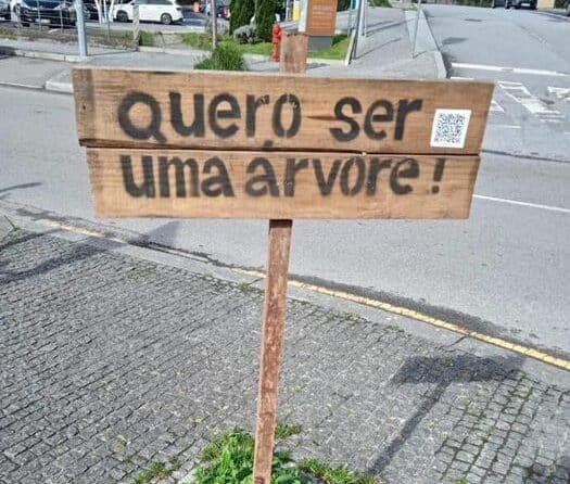 Porto's relationship with trees is complicated, in as much as even three weeks ago, there were protests to the cutting down of 99 trees for the expansion of the city's Metro. These signs also appeared in empty places in the city earlier this year.