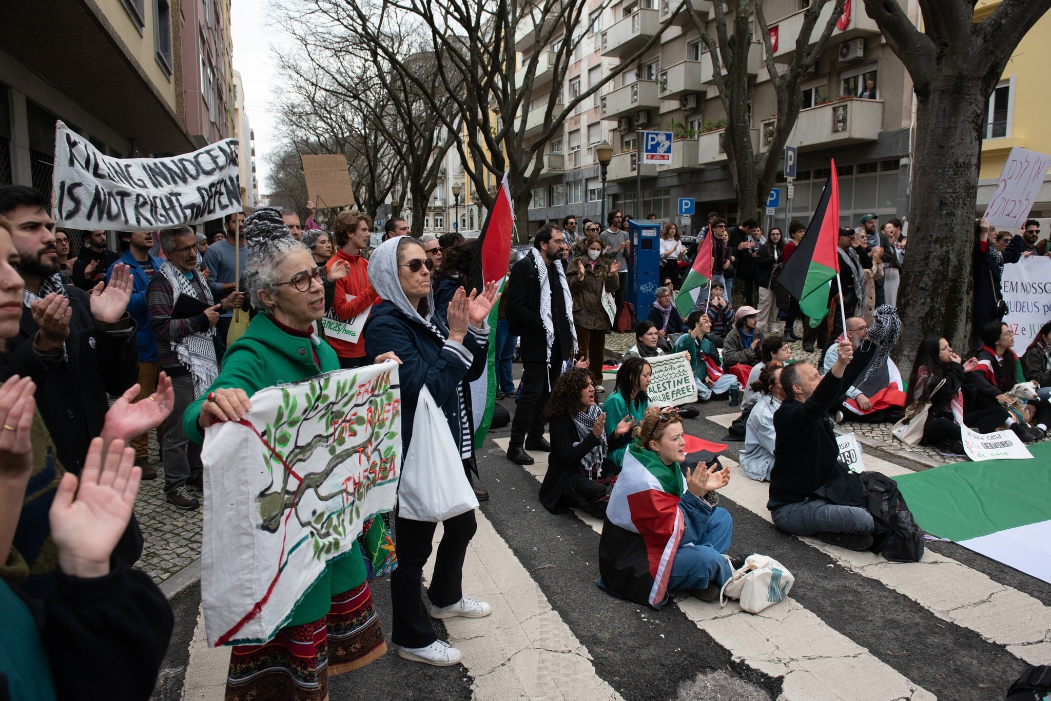 Protestors demand Portugal cut diplomatic relations with Israel; send ambassador packing|porto_19fev2024_-_cordao_humano_redes