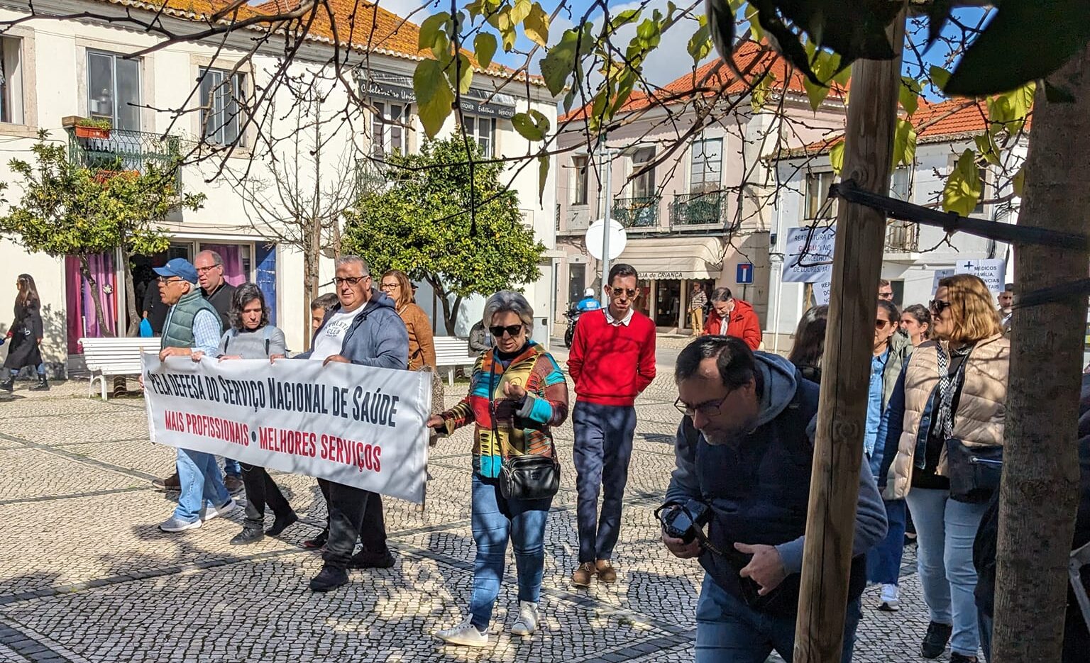 Health service users take to streets in Loures