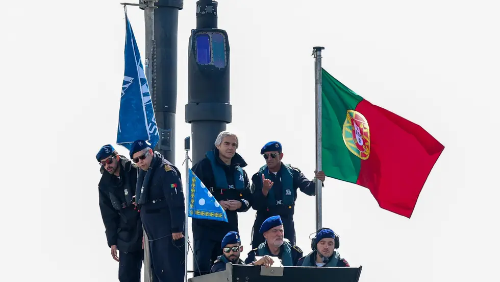 Image depicting defence minister Nuno Melo (centre standing) visiting a submarine in the company of the then Naval Chief of Staff Gouveia e Melo (right, off centre) with only head and shoulders visible. Image: António Cotrim/ Lusa
