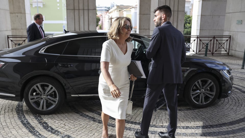 Health minister Ana Paula Martins arriving at Santa Maria hospital yesterday. Image: Miguel A Lopes/ Lusa