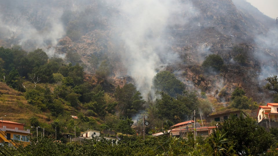 Flames got very close to homes in Serra de Água, but, for now at least, the situation is much calmer. Image: Lusa