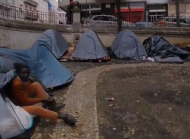 Just one of many snapshots to be found on Facebook as citizens share the situation to which life has descended in central Lisbon