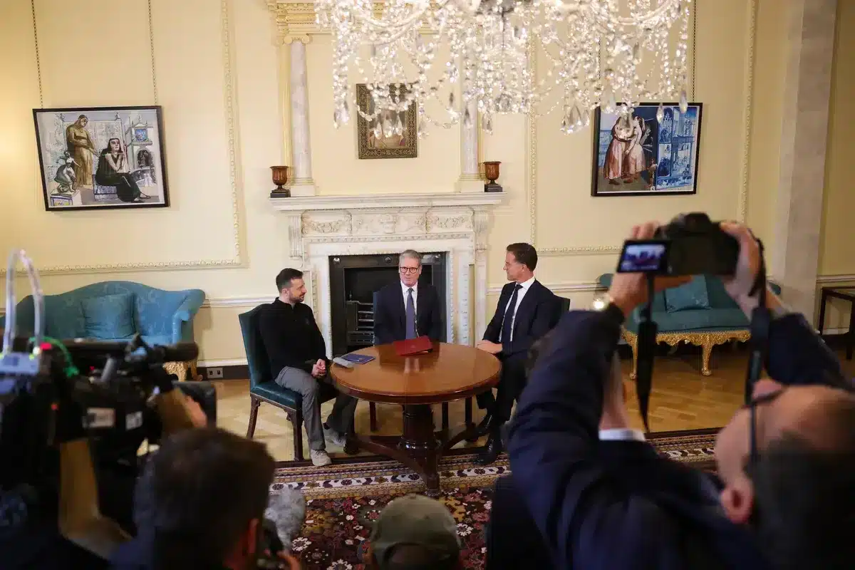image of the newly hung paintings appeared in theartsnewspaper, credited to Simon Dawson / No 10 Downing Street