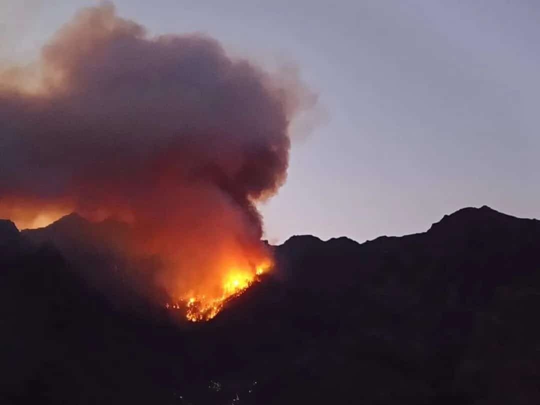 Still a long way from over: a reignition last night in Curral das Feiras, high above an area with many homes. Image: Soldados de Paz Madeira/ Facebook