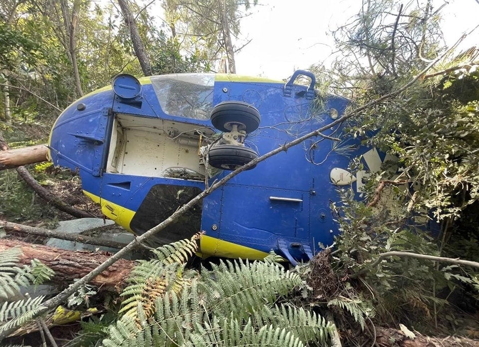 Carrying 900 litres of fuel, this accident could have been so much worse. Image: Facebook|INEM helicopter crash lands in Mondim de Basto