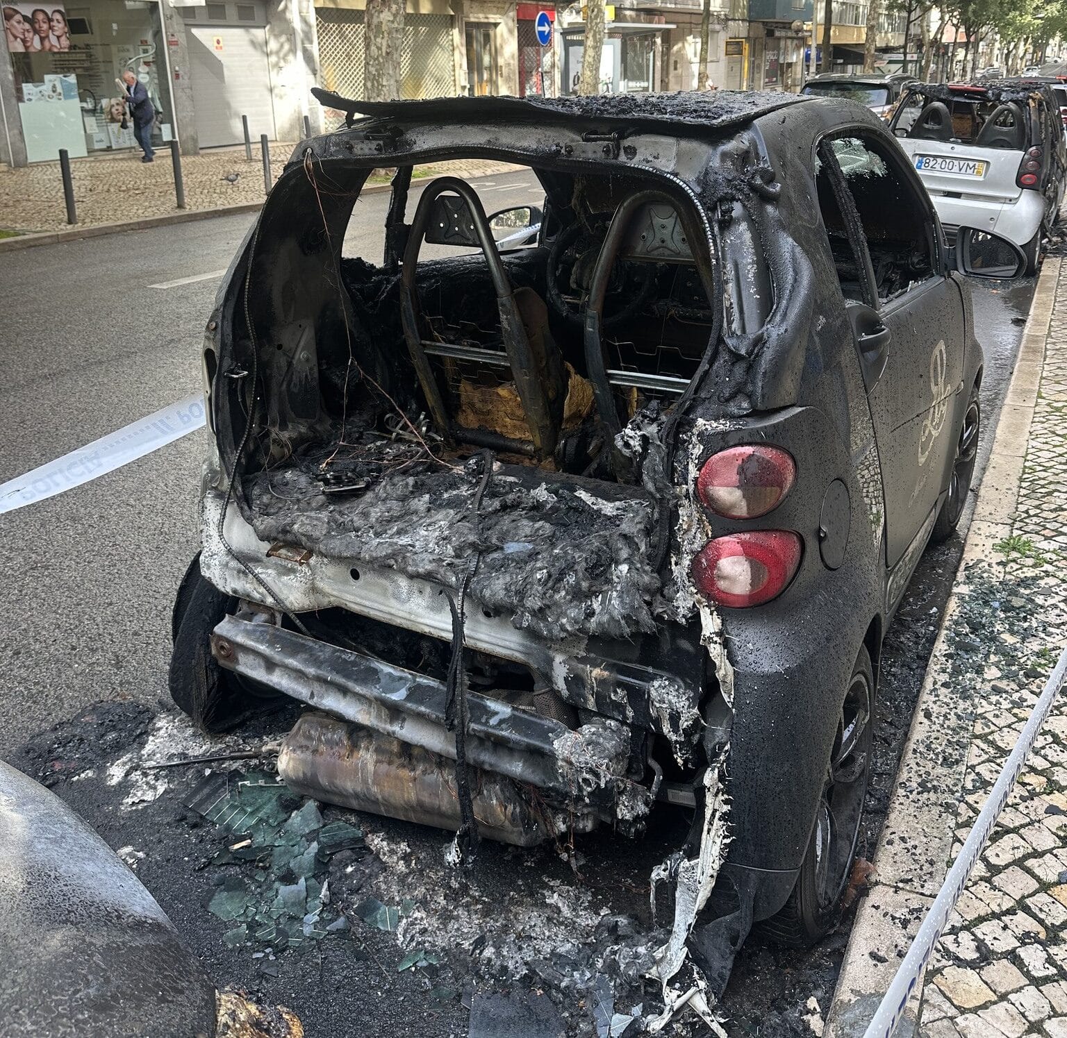 One of the many cars targeted by vandals since the riots that scarred the capital. Image: Facebook/ https://www.facebook.com/photo?fbid=872862968332661&set=pcb.872868791665412 uploaded by president of the parish of Benfica, Ricardo Marques