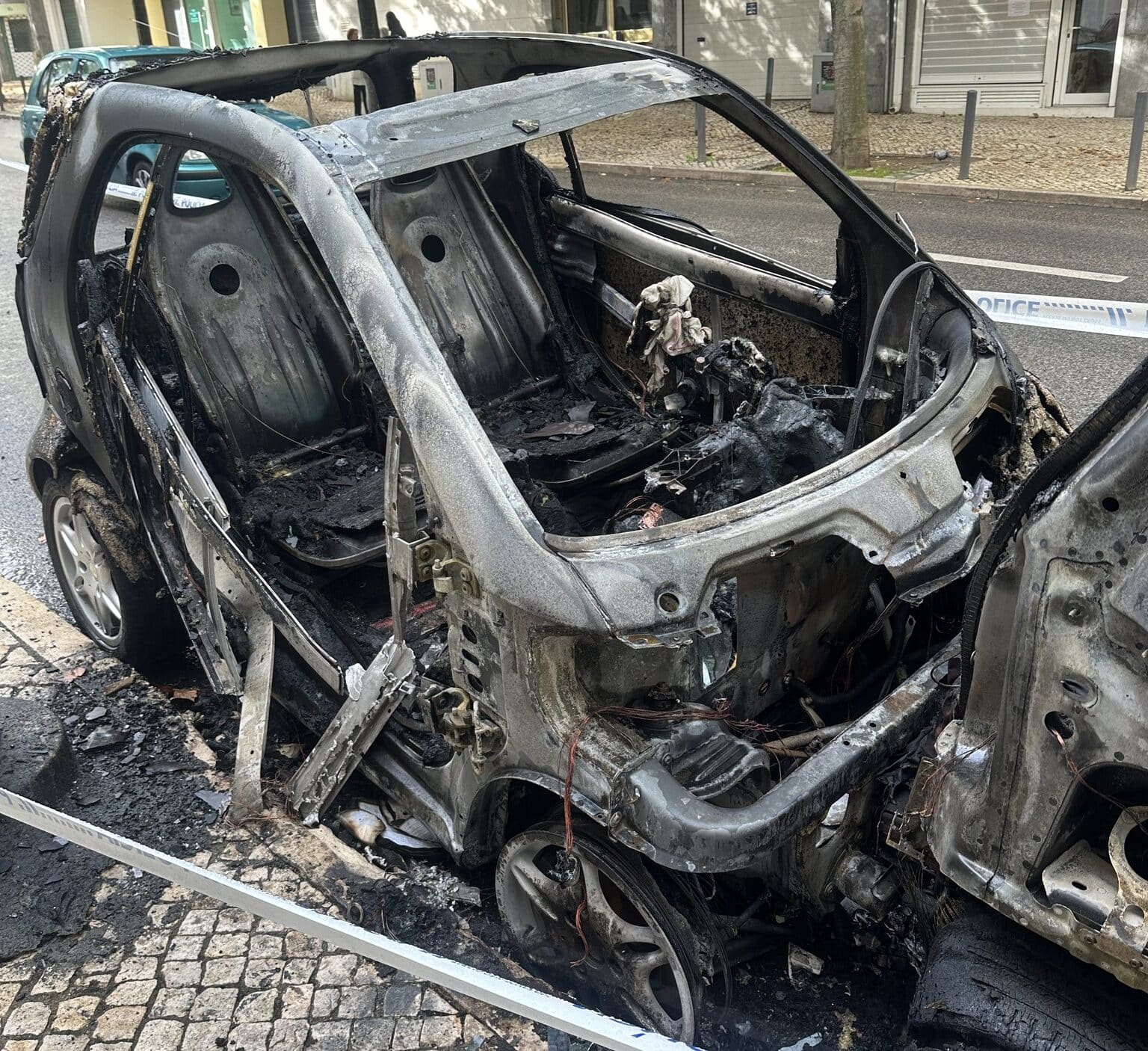 Just one of the many parked vehicles that ended up completely destroyed|Incendiary devices found at the scenes: photos/ Facebook 'Junta de Freguesia de Benfica'