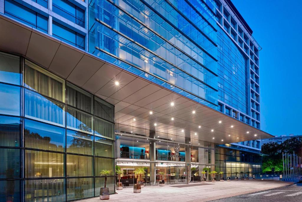 Porto's Sheraton Hotel & Spa is a 5-star establishment in the heart of the city.|André Ventura|Chega sign|Chega sign