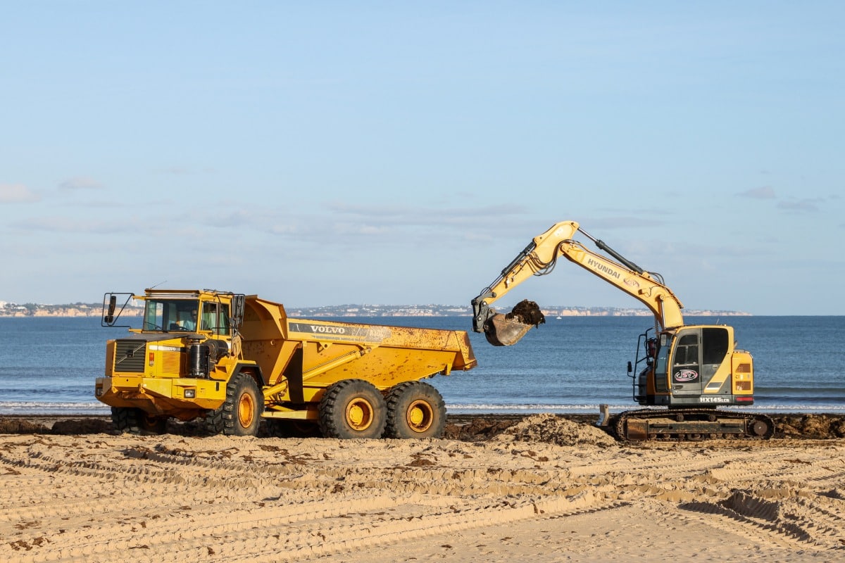 Seaweed being removed from Lagos' Meia Praia beach this month (Photos: CM Lagos)|Lagos mayor Hugo Pereira opened the event, hoping that solutions could be found to turn a "problem into an opportunity"|Professor Rui Santos providing his expert insight