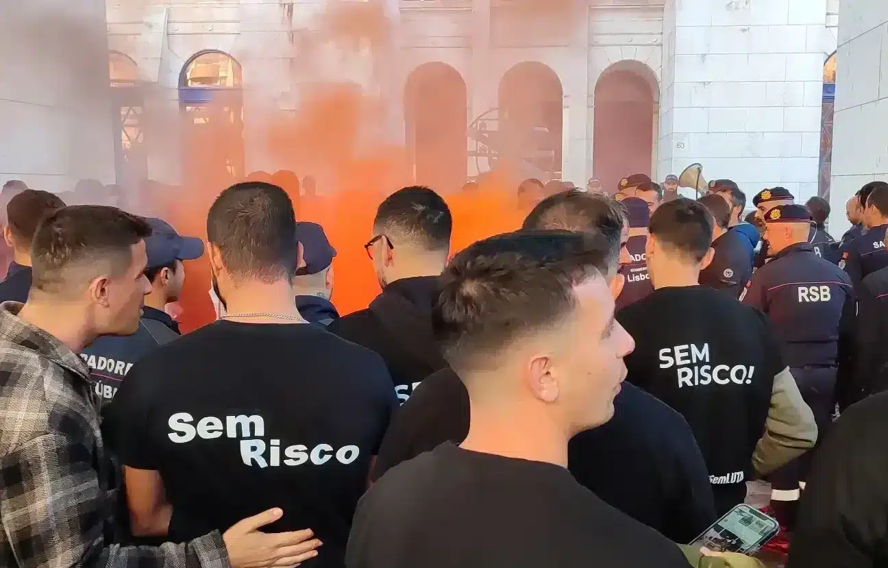 Today's protest has not seen firefighters glean much joy. Image: Lusa